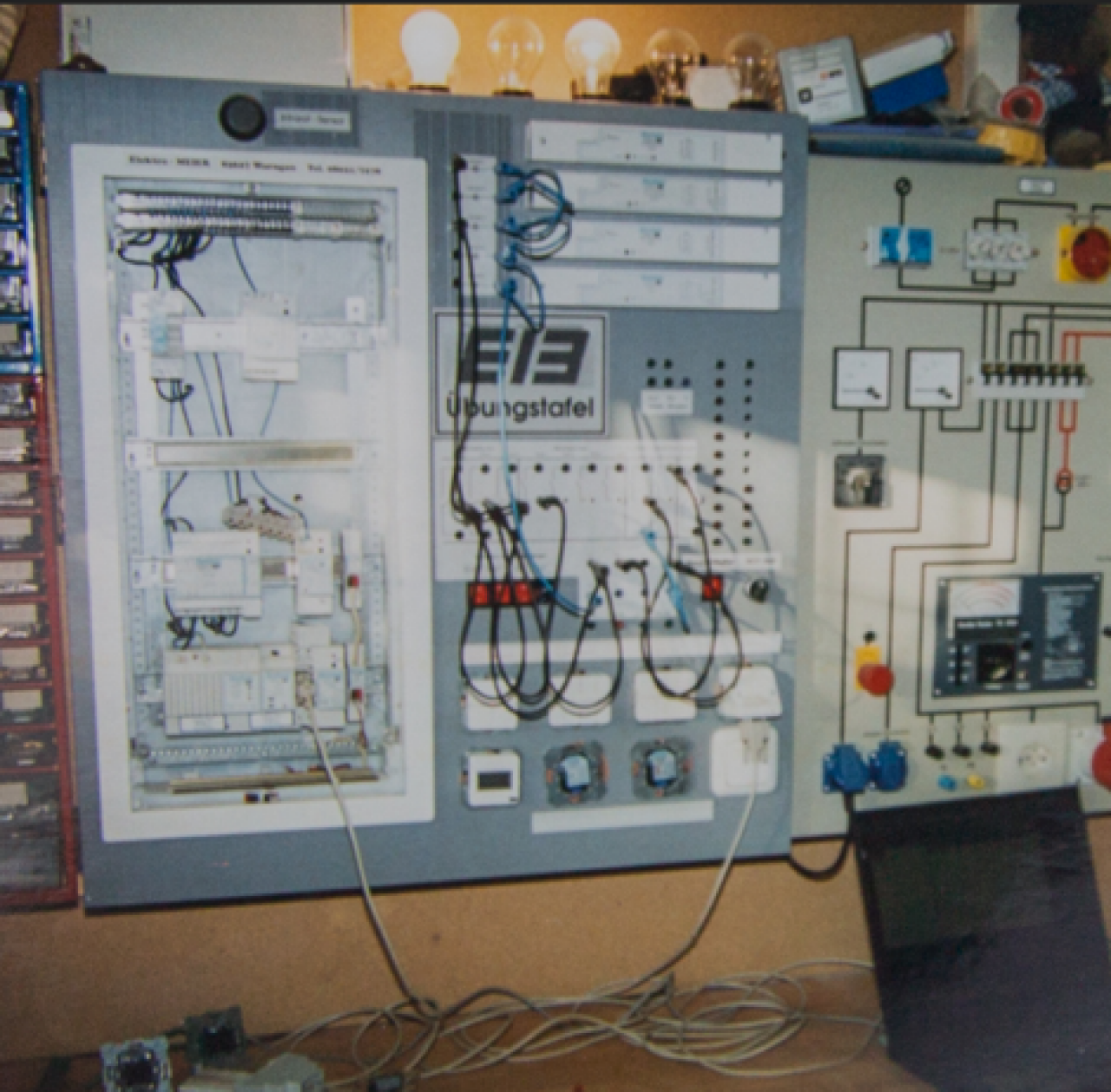 Eine betriebseigene „EIB-Übungstafel“ (Foto von 1995), der Beginn einer Erfolgsgeschichte.